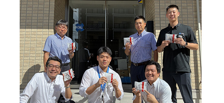 大阪営業所社員(中央が曽根)