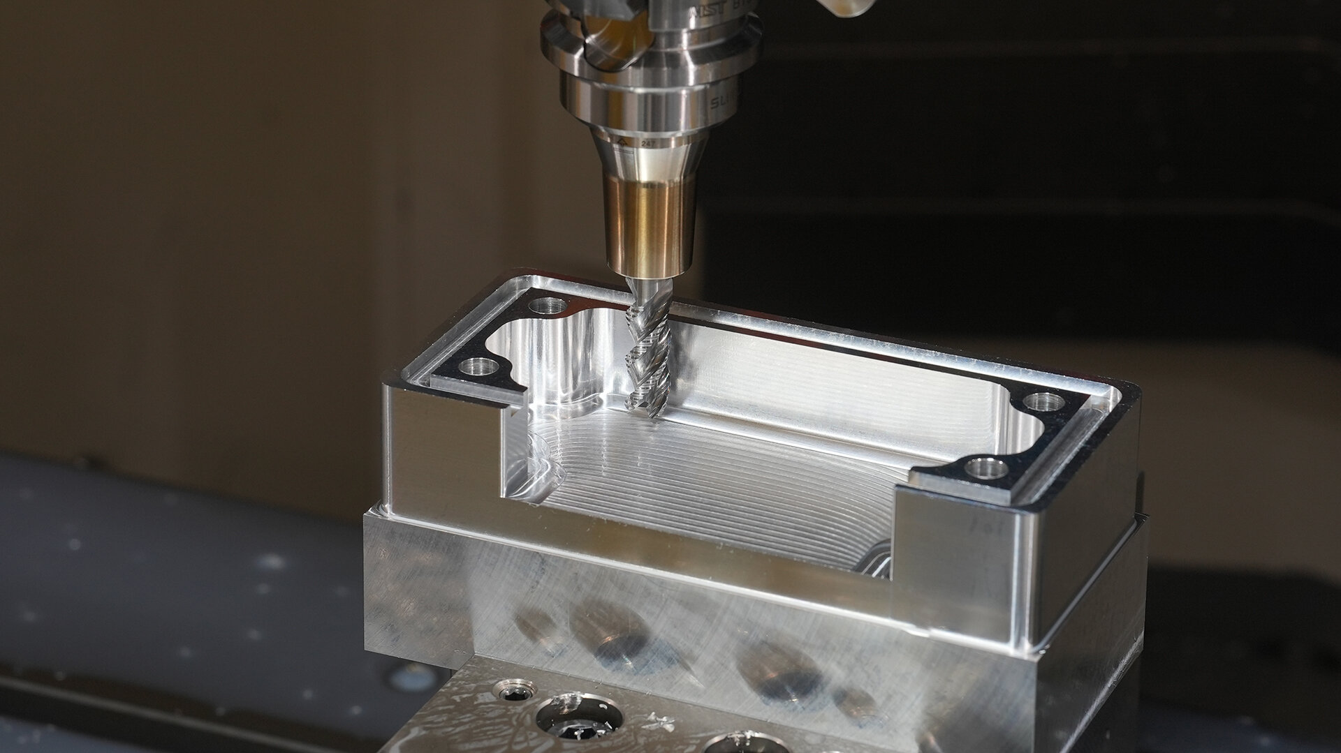 鋭い刃先が実現する高能率アルミ加工